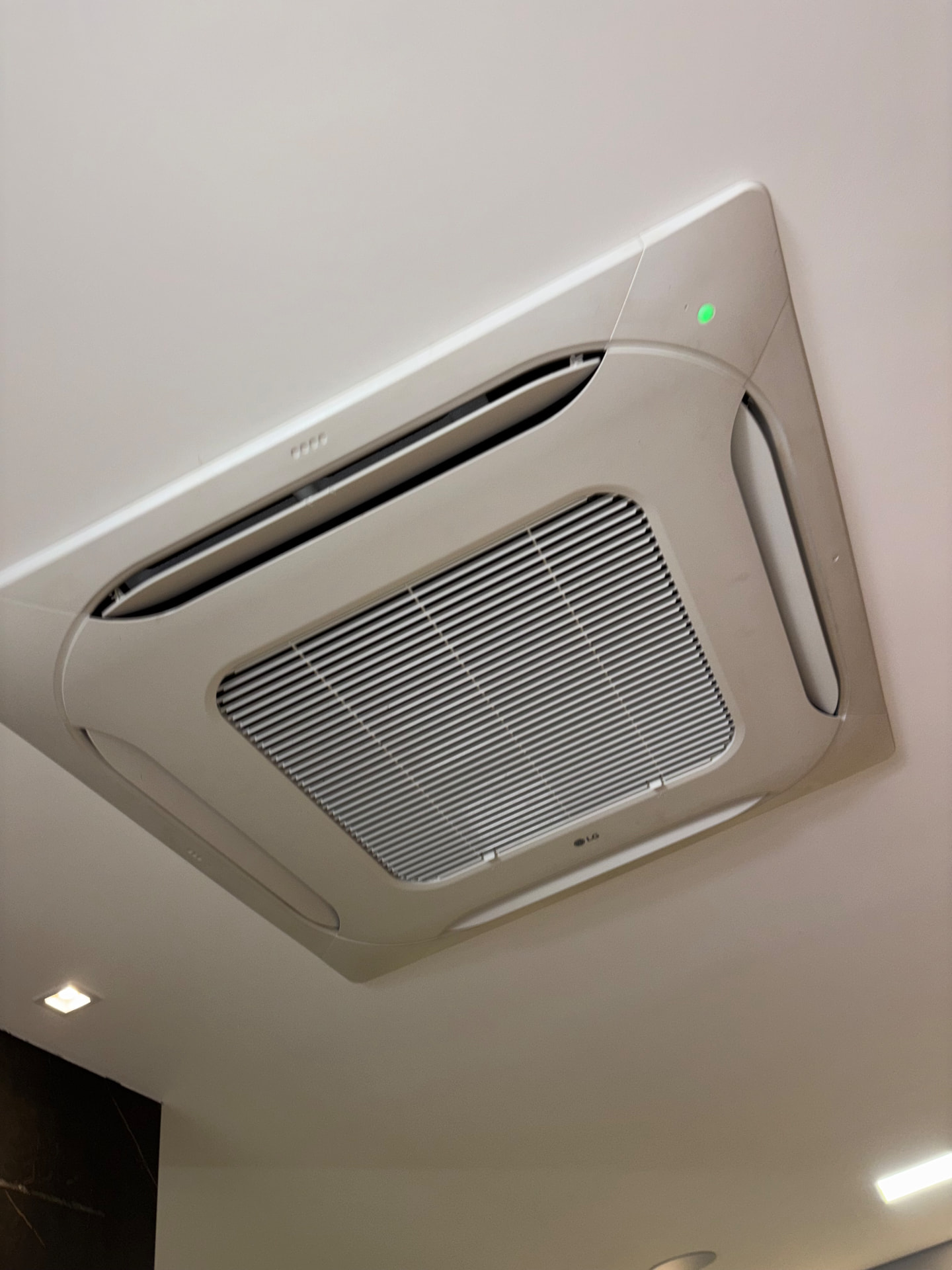 Unidade cassete LG instalada em teto de ambiente comercial