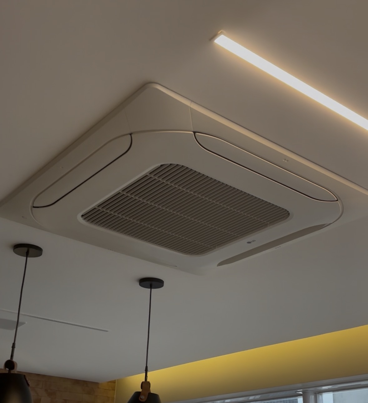 Cassete LG instalado em teto com iluminação linear embutida