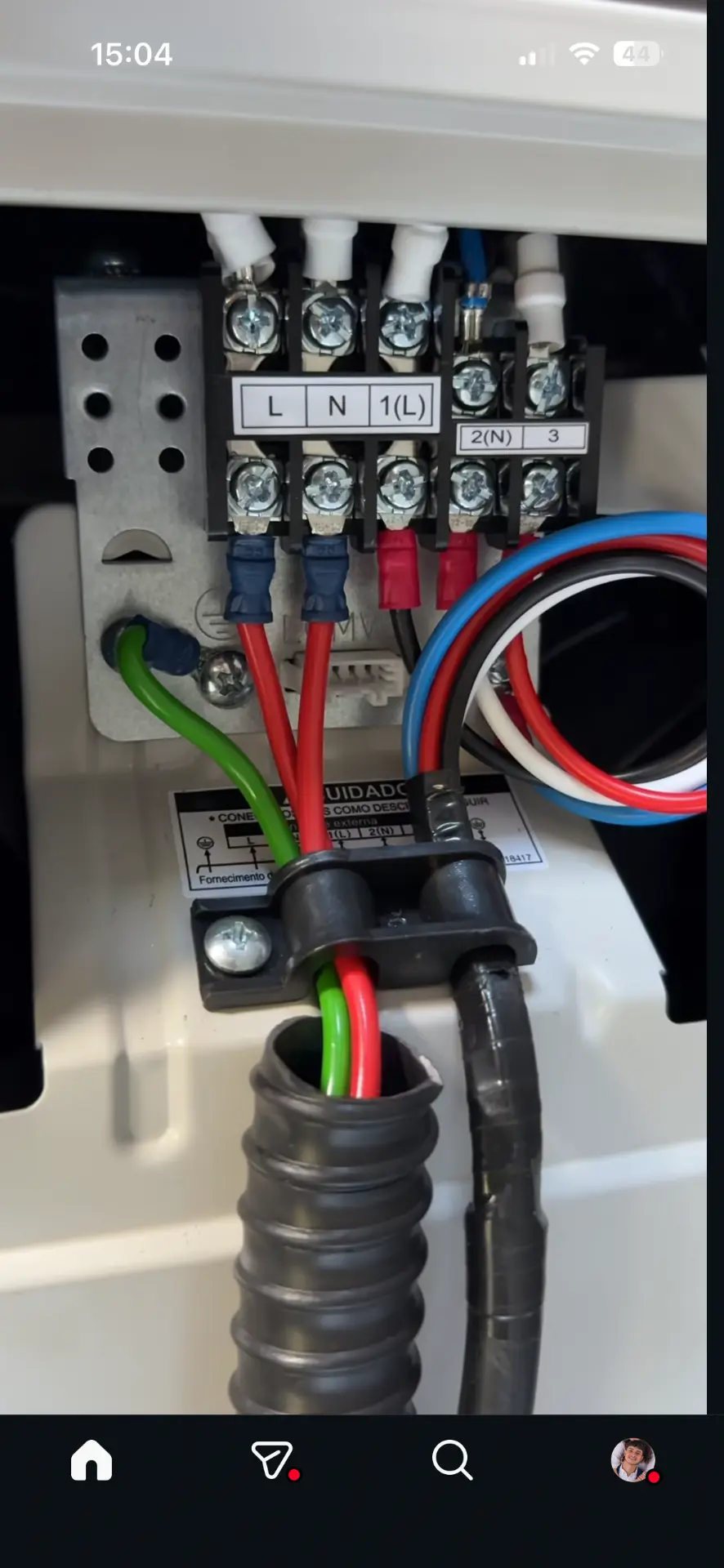 Ligação elétrica de ar-condicionado feita com acabamento técnico