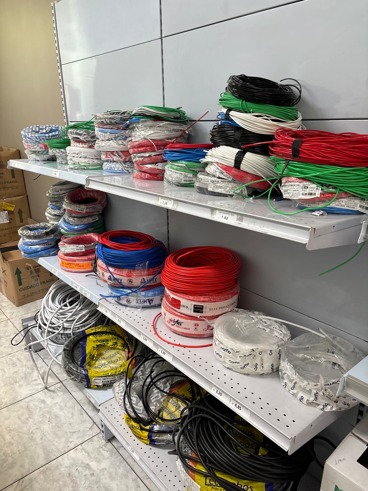 Fios e cabos elétricos disponíveis na loja