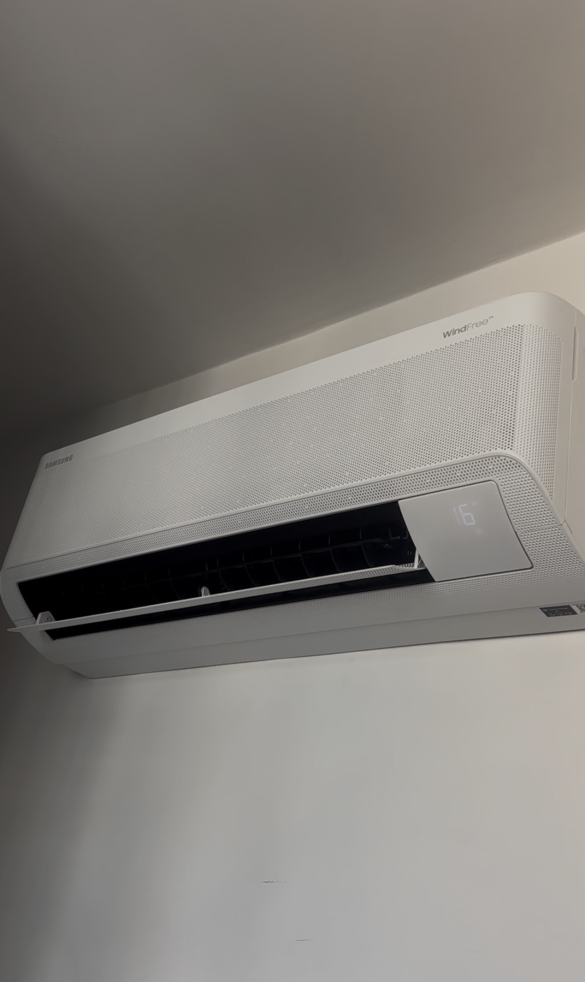 Split Samsung WindFree instalado em parede branca de ambiente residencial