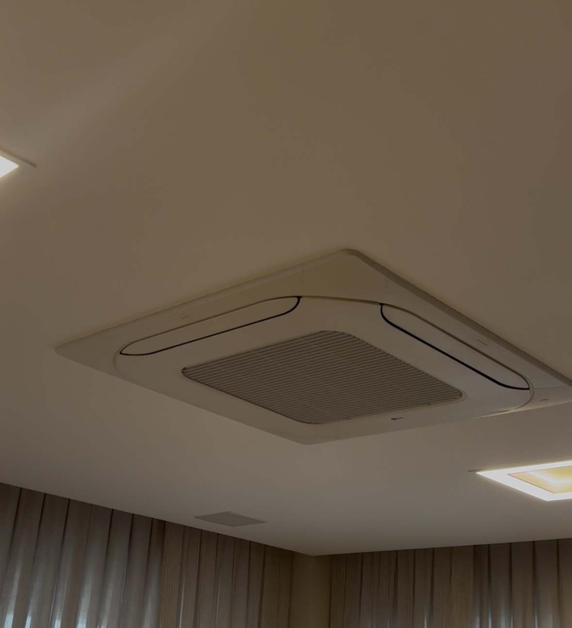 Ar-condicionado cassete LG instalado em forro de ambiente comercial