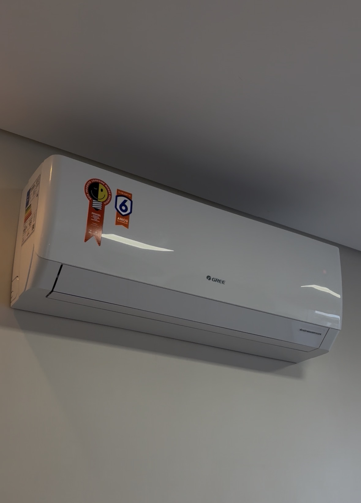 Split Gree instalado em parede clara de ambiente residencial